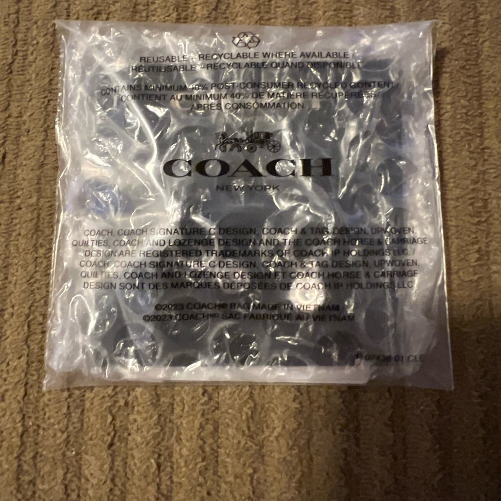 Coach Open Circle Drop Huggie Earrings nwt in packaging - Picture 2 of 3